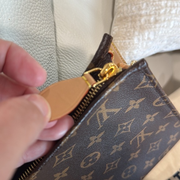 NEW TOILETRY POUCH ON CHAIN WITH INSERT POUCH, BOX and DUST BAG!
OUT OF Stock - Picture 12 of 17